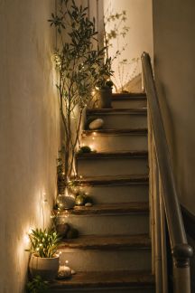Créer une entrée d’escalier féérique avec peu de moyens