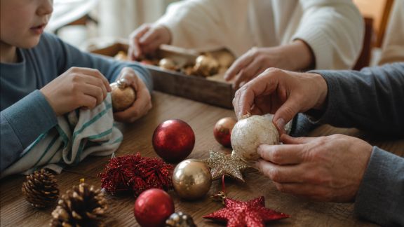 Offrir une seconde vie aux décorations de Noël grâce à la solidarité