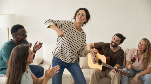 Idées de jeux de mime musical pour dynamiser l’ambiance des fêtes