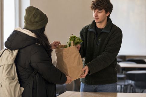 Aider les étudiants en difficulté à Noël : initiatives et collectes à découvrir