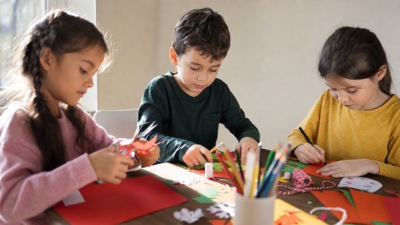 Idées d’activités créatives pour occuper les enfants pendant les fêtes