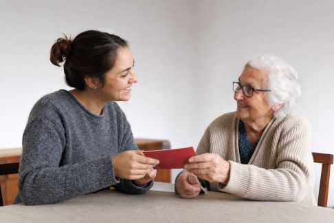 Solidarité intergénérationnelle : relier jeunes et aînés à Noël