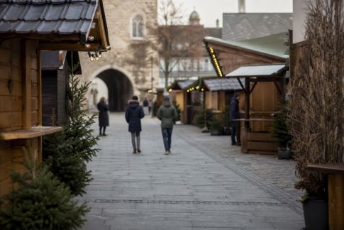 Éviter la foule sur les marchés de Noël : astuces et moments privilégiés