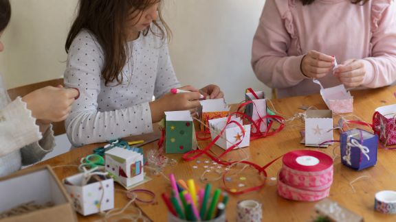 Créer un calendrier de l’Avent collectif à l’école : idées d’ateliers et de partage
