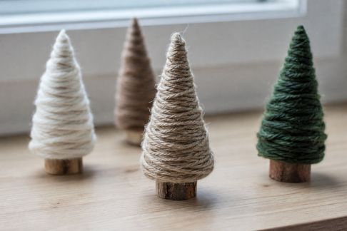 Créer des sapins de Noël miniatures en laine ou en ficelle naturelle