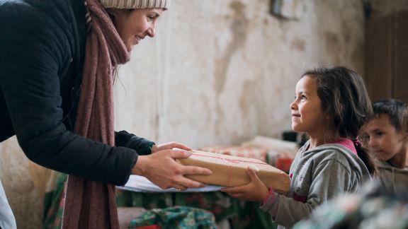 Favoriser le parrainage d’enfants en difficulté grâce à des initiatives de Noël