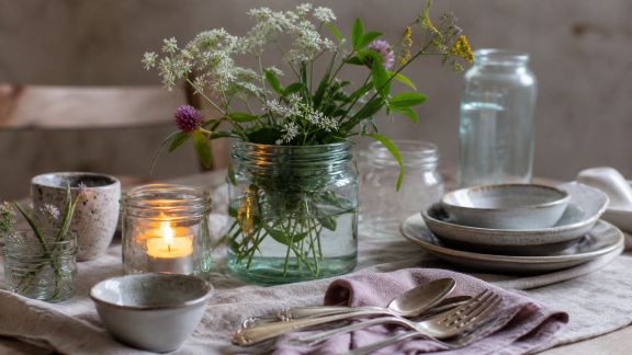 Composer une décoration de table avec des accessoires récup’