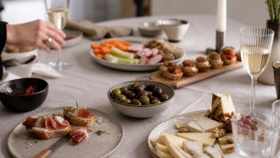 L’art de la présentation des apéritifs sur la table de fête