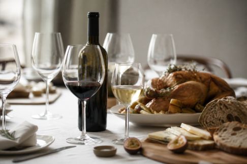 Accords mets et vins : composer un repas de fête harmonieux
