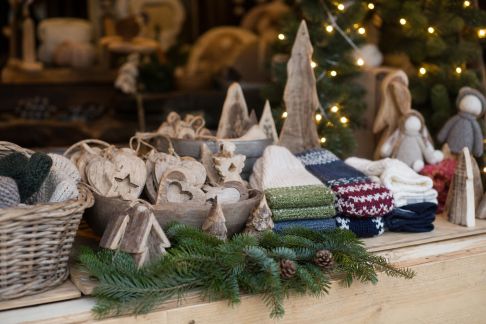 Focus sur les marchés de Noël artisanaux : l’art du fait main en fête