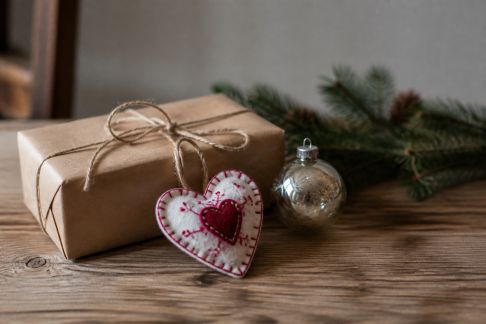Bien mixer décorations artisanales et objets du commerce pour un Noël authentique