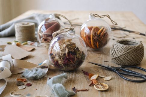 Fabriquer des boules de Noël personnalisées avec des matériaux du quotidien