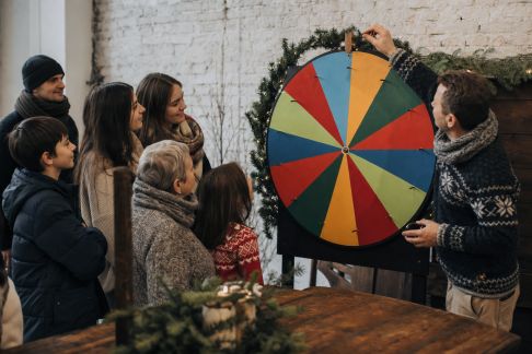 Organiser une grande roue des surprises pour pimenter la soirée de Noël