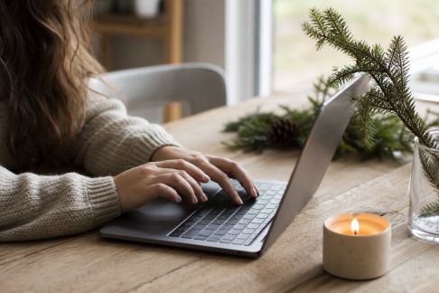 Mener des actions solidaires en ligne : comment aider sans se déplacer à Noël