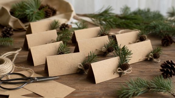 DIY : Composer des marques-places festifs pour la table de Noël