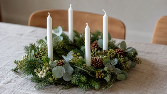 Réaliser une couronne de bougies pour un centre de table festif