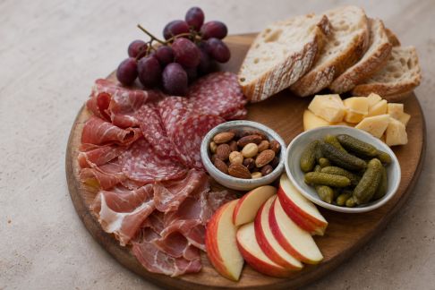 Comment préparer un plateau de charcuteries festif maison