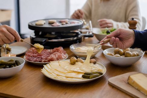Comment organiser une soirée raclette ou fondue conviviale pour les fêtes