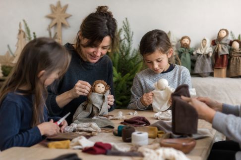 Mettre en place un atelier de fabrication de marionnettes et spectacle de Noël improvisé