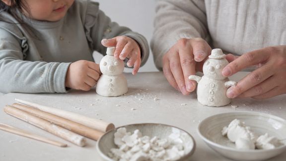 Réaliser un atelier de sculpture de bonhommes de neige en intérieur