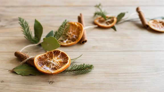 Composer une guirlande de Noël à base de fruits séchés et de cannelle