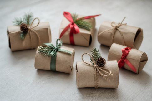 Transformer des rouleaux de papier toilette en petites boîtes surprises de Noël
