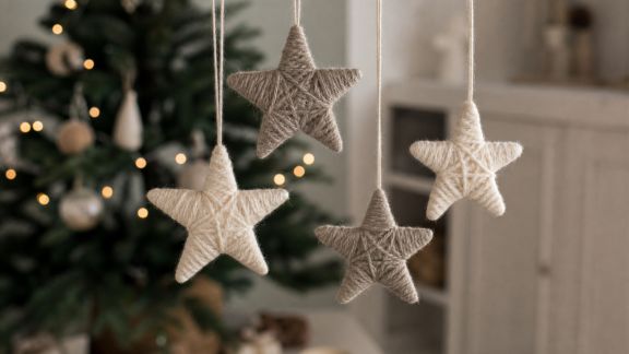 Fabriquer des étoiles suspendues en laine pour un sapin chaleureux