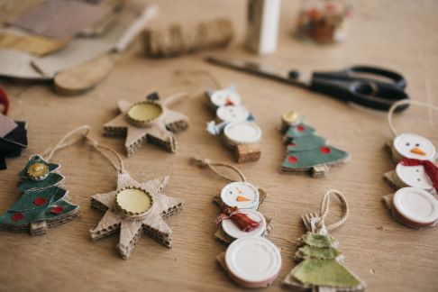 DIY : Fabriquer des magnets de Noël avec des matériaux recyclés